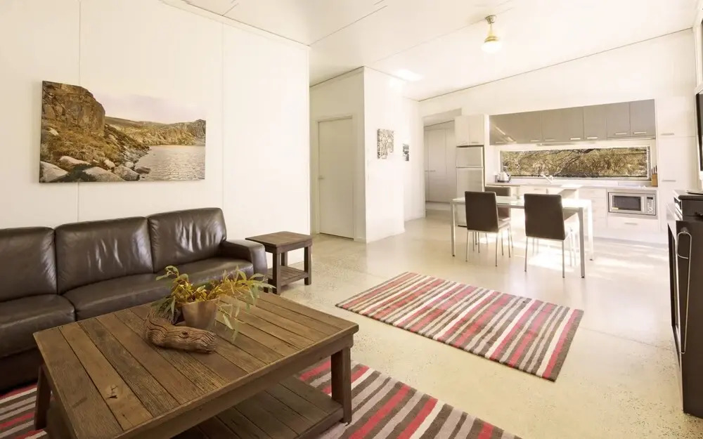 Ecocrackenback 15 'Sustainable, luxurious chalet close to the slopes.'