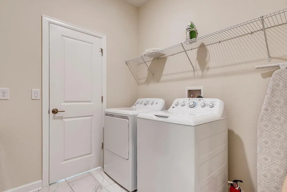 8923 CC - Fabulous 5BR Single Family: Sleeps 12 - Private Pool -