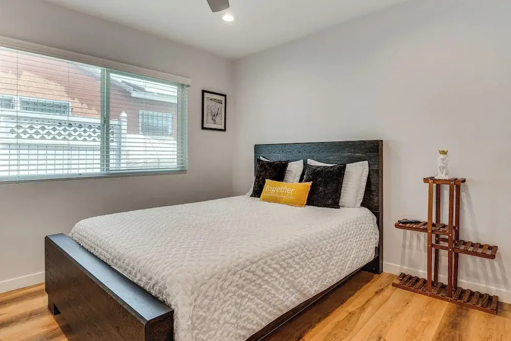 4 Mi to Sofi Stadium, Fenced Yard: Modern Retreat!
