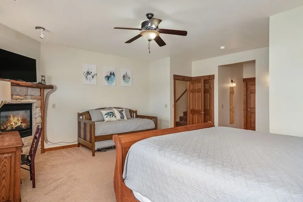 Jackstraw Mountain 32 2 Bedroom Condo by RedAwning