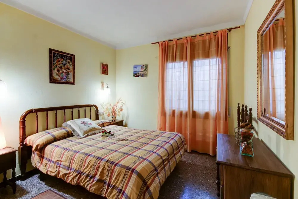 Villa near Roses with Pool & Beach Access