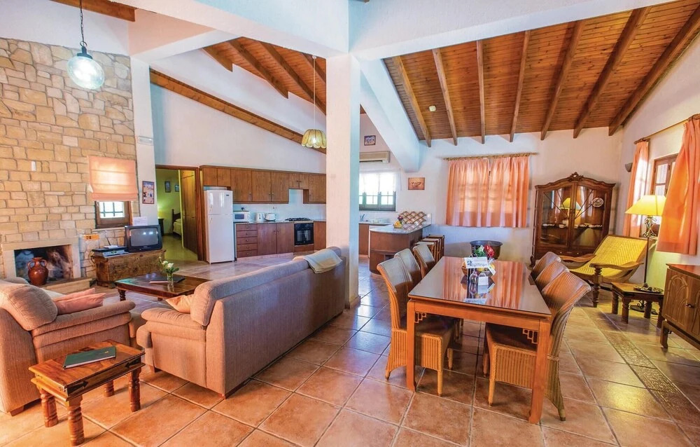 Amazing Home in Laatchi With 3 Bedrooms, Outdoor Swimming Pool and Swimming Pool