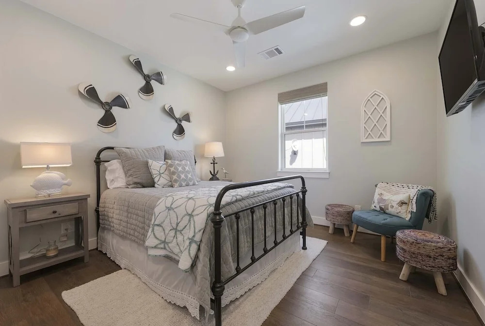 Modern Kingsland Lake Front House w/ Heated Pool!