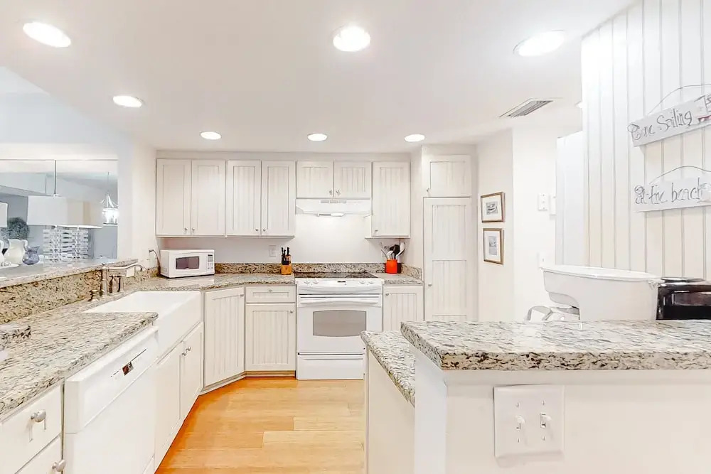 Dog-friendly Oceanfront Townhouse With Covered Balcony, Views, Pool & AC