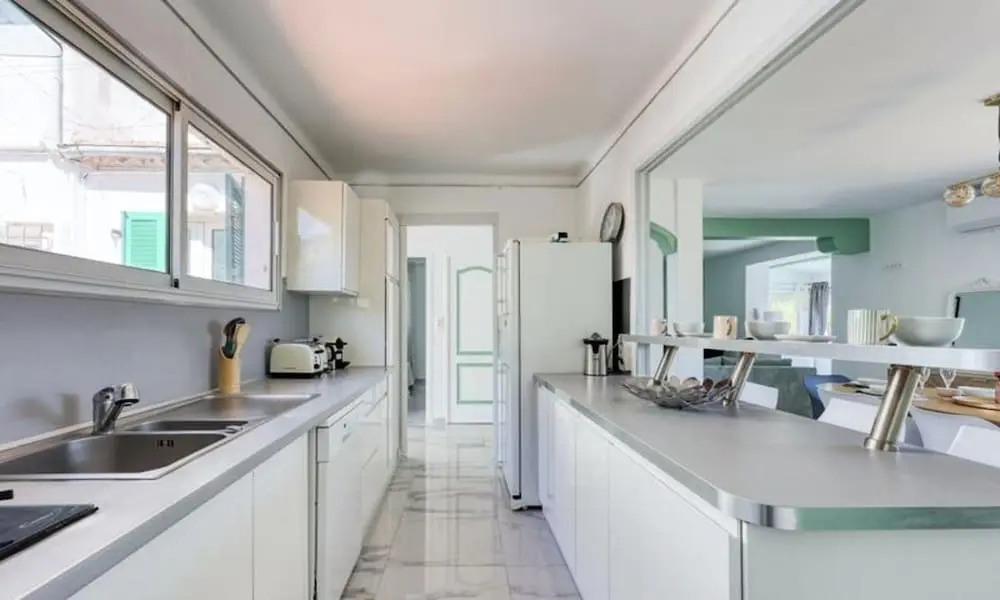 Villa in Toulon With Pool and Mont Faron Views