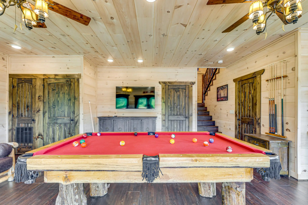 Misty Mountain Stop: Mountain Views, Hot Tub, Game Room, Theater Room