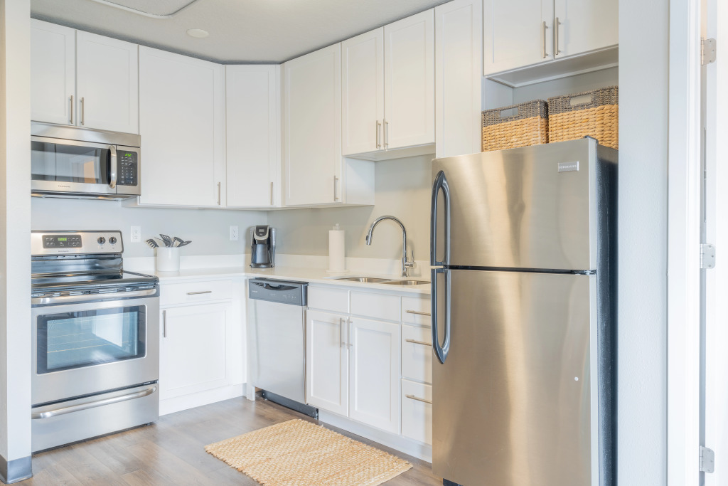 Fast Wifi, Free Parking & Gym!  Downtown High-Rise Near Everything!