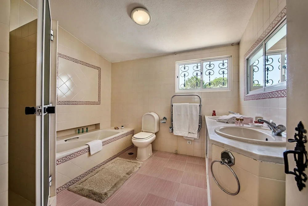 Villa Joya in Loule With 4 Bedrooms and 4 Bathrooms