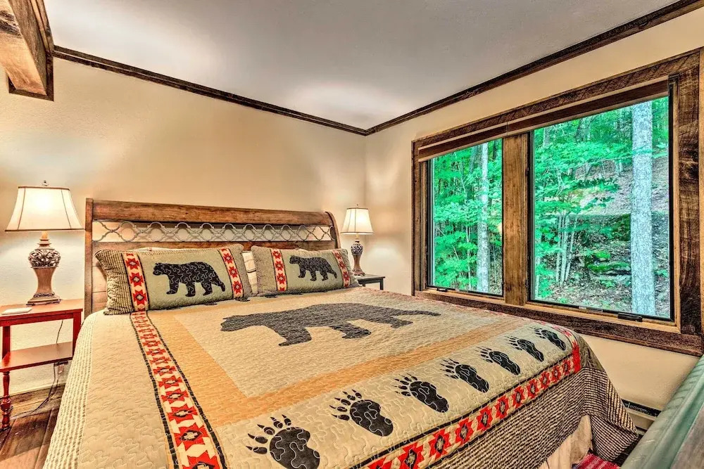 3 Mi to Beech Mtn: Treetop Cabin w/ Deck & Views
