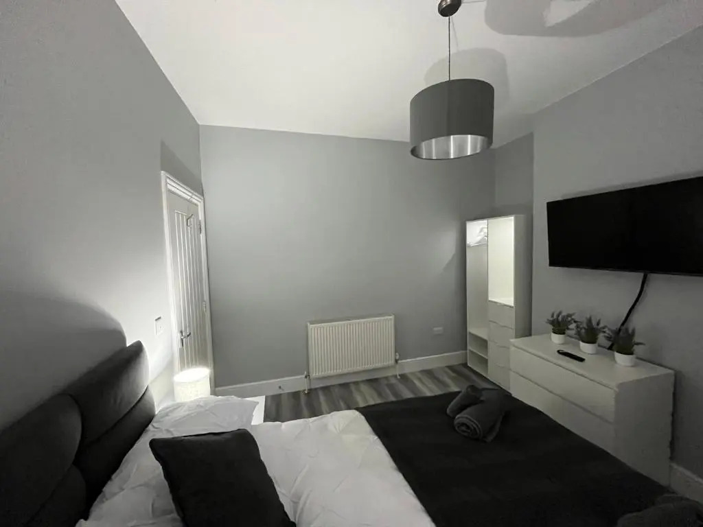 Entire spacious 4 bedroom apartment in Bournemouth