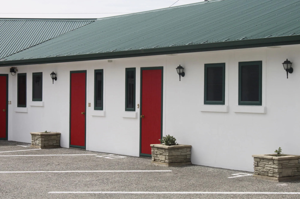 The Lakes Motel