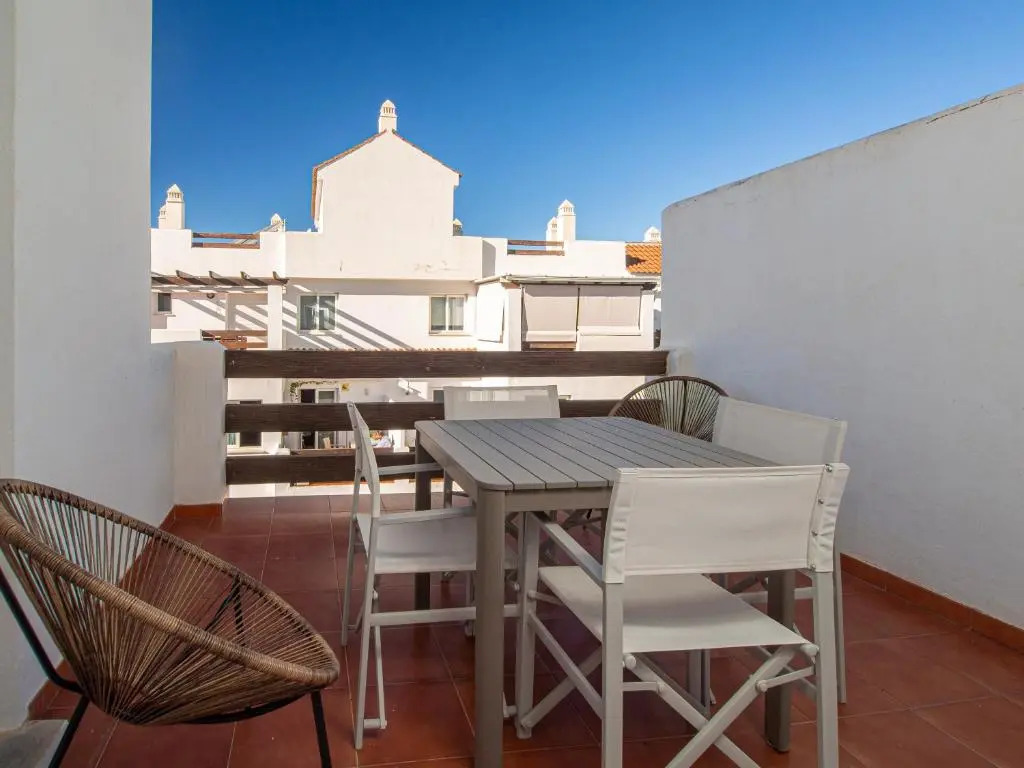 2060-Newly furnished 2 bedrooms apt with golf