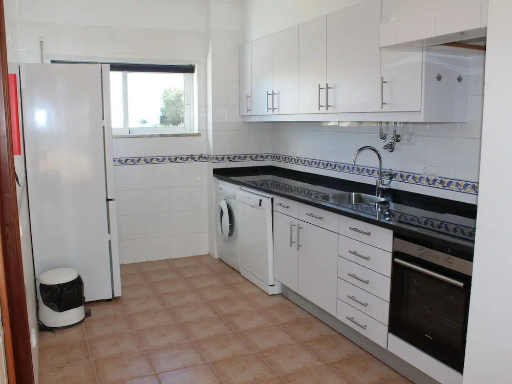 Beautiful Apartment With a Bedroom in Meia Praia and a Communal Swimming Pool