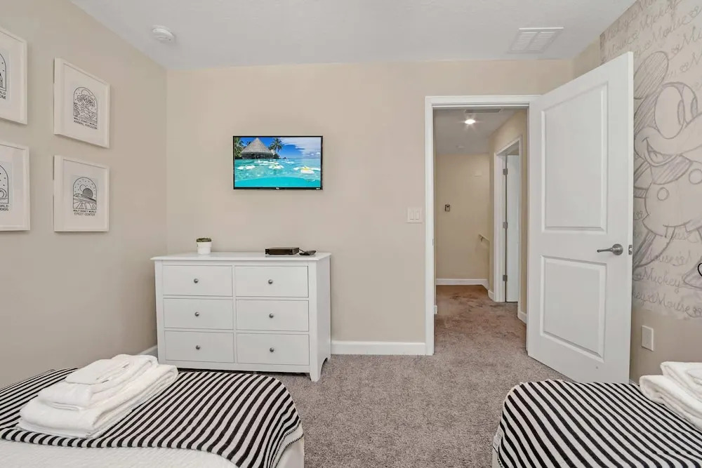 Lake View and Mickey Room! Stunning Home! #5sl851