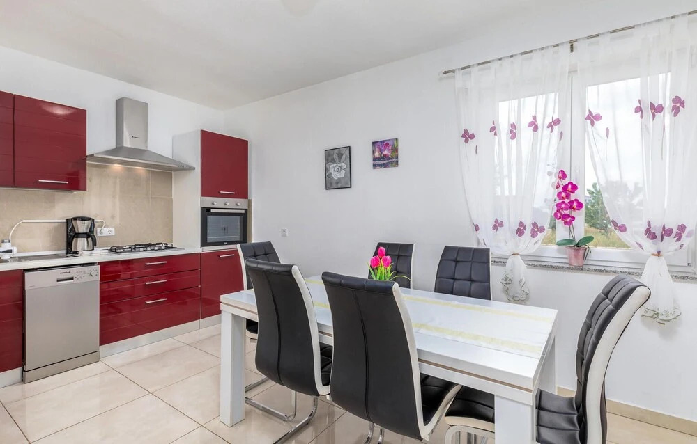 Four-Bedroom Holiday Home In Valbandon