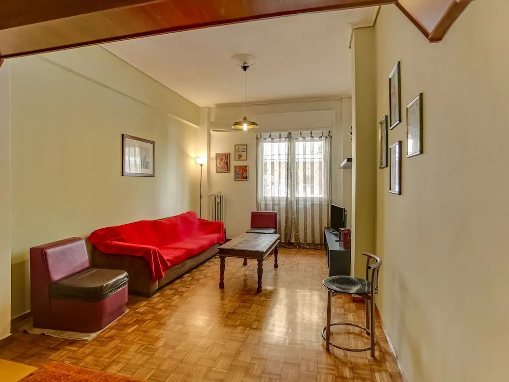 Cozy Apartment in Athens near Aghios Ioannis Subway Station