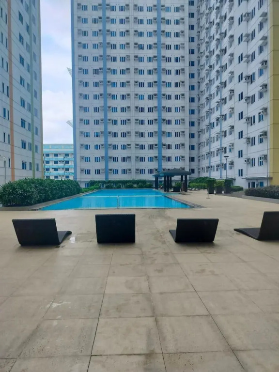 Spacious 1-bedroom Condo in Quezon City With Private Pool