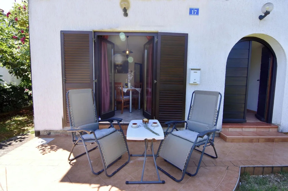 Cozy Studio With Garden Terrace in Zambratija