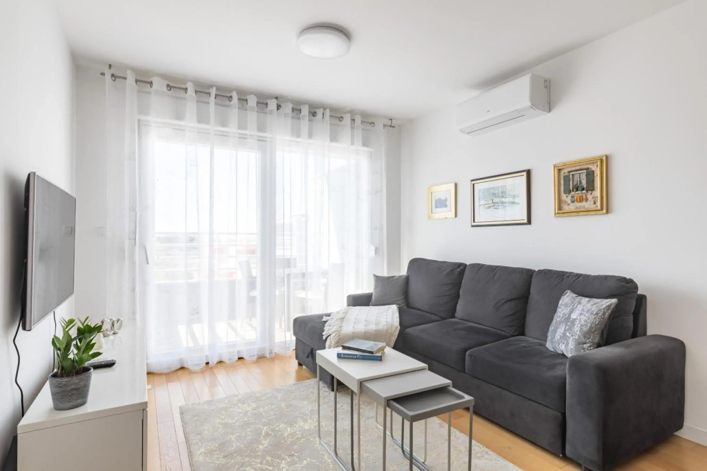 Apartment Diva, a nice condo with free parking