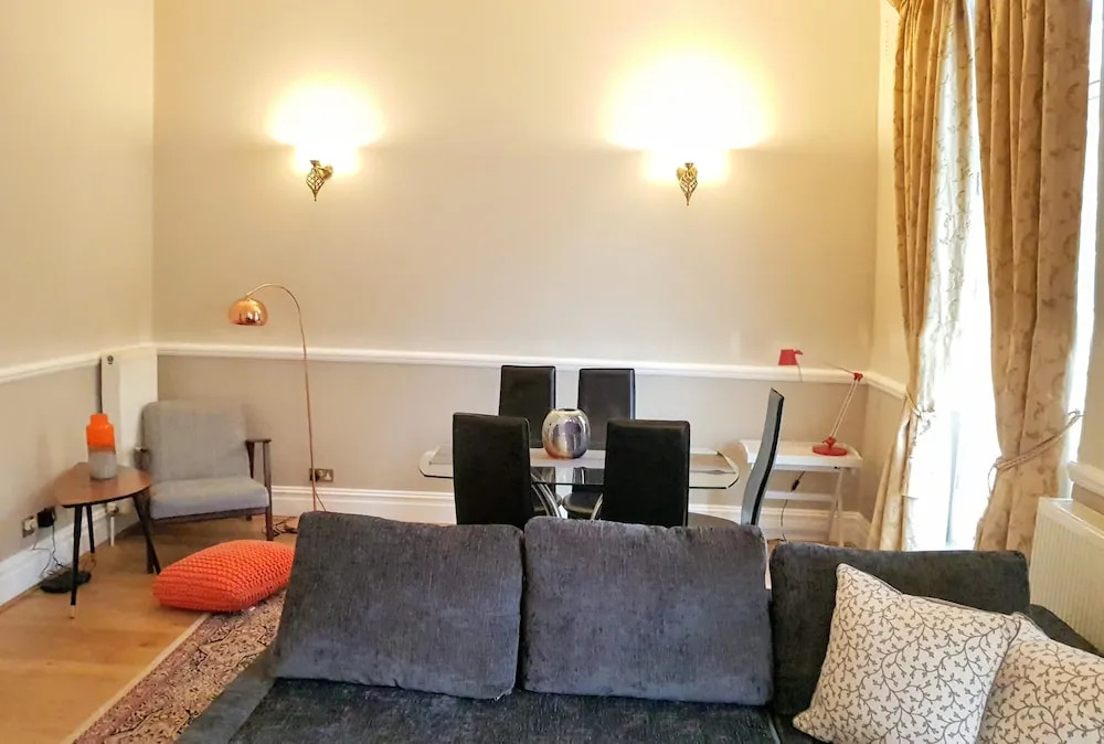 Classic 2 Bedroom Flat Gloucester St