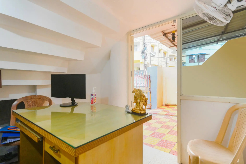 OYO 82433 Hotel Raz Stay