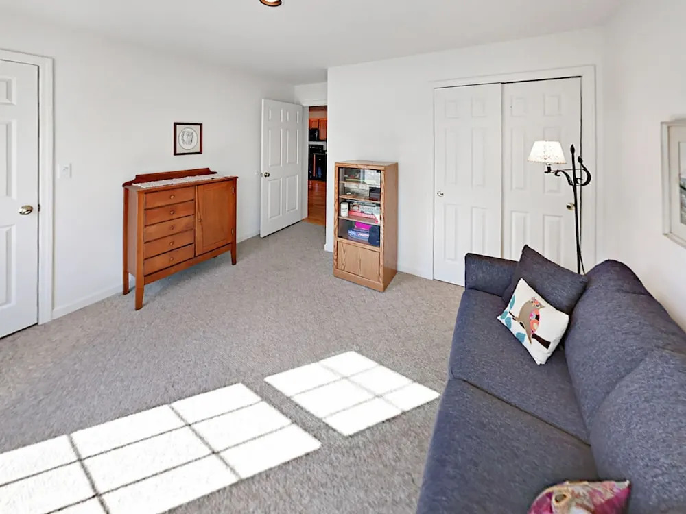 79 Middle Rd Home 3 Bedrooms 2.5 Bathrooms Home