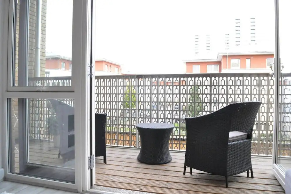 Modern 2 Bedroom East London Apartment With Balcony