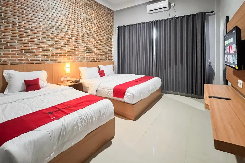 RedDoorz Plus at New Favour Hotel Gunung Dempo
