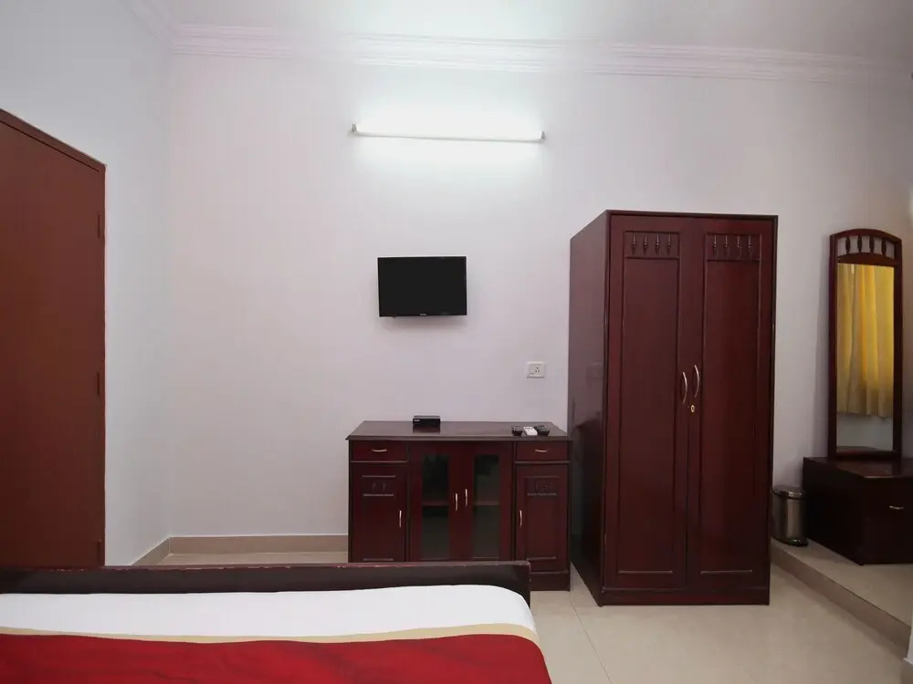 SR Legend Inn by OYO Rooms