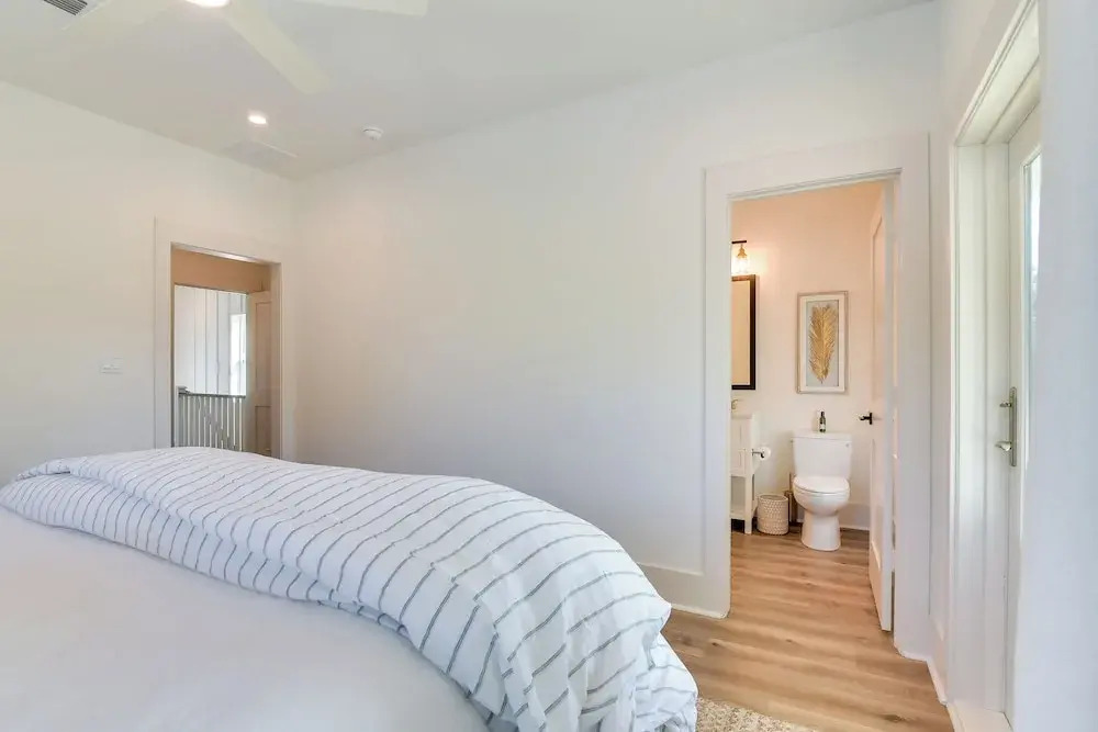 1 Mi to Ocean! Galveston Getaway w/ 2 Balconies
