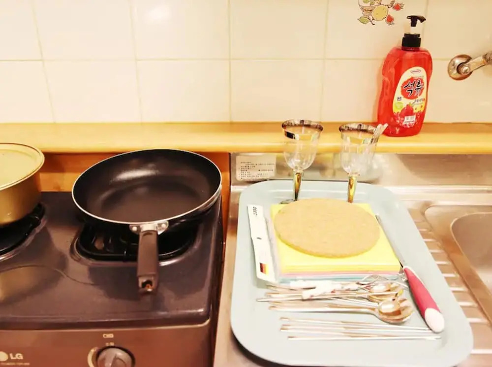1sec from Hongdae SUB, Reliable room, wifi&Netflix