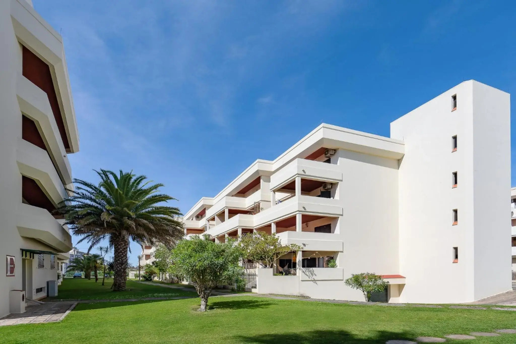 Amazing Beach House with Balcony (Free WI-FI)