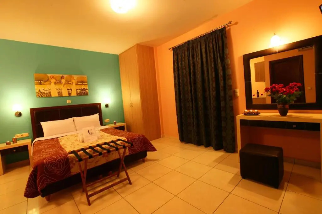 Faros Luxury Suites