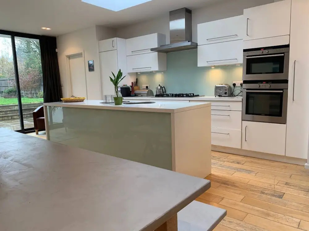 Lovely 2 Bedroom Apartment With Stunning Kitchen on to Garden