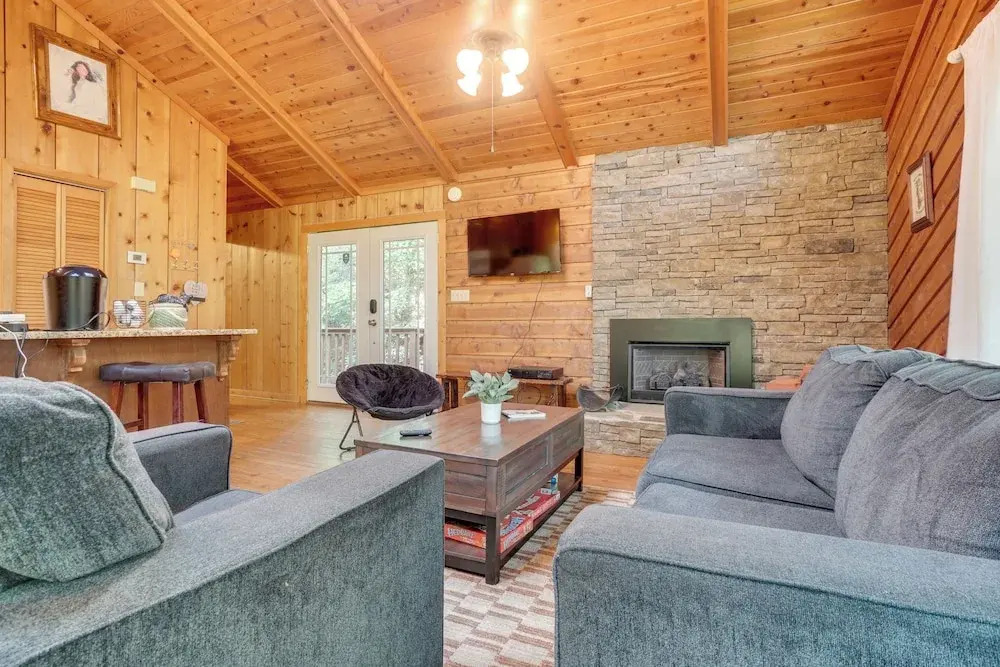 Private Hot Tub & Game Room: Cleveland Getaway