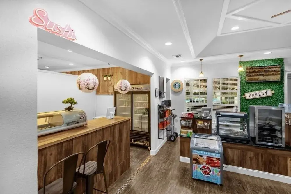 3 Bedrooms S / Lucaya Village Townhouse by RedAwning