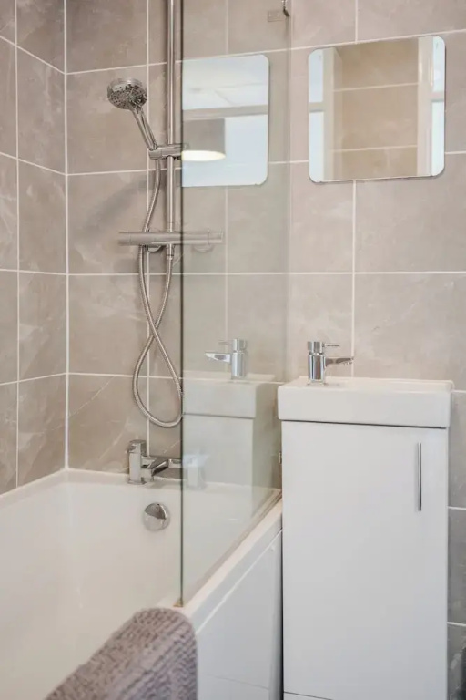 Corner House - Bright 2BD in Cheltenham