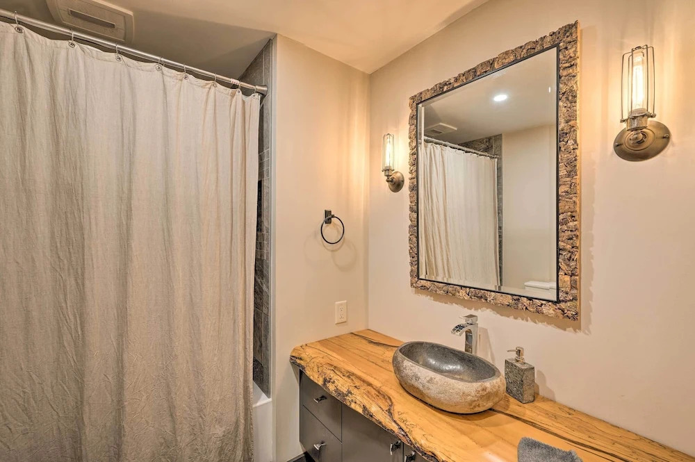 Riverfront Lincoln Condo: 1 Mi to Loon Mountain!