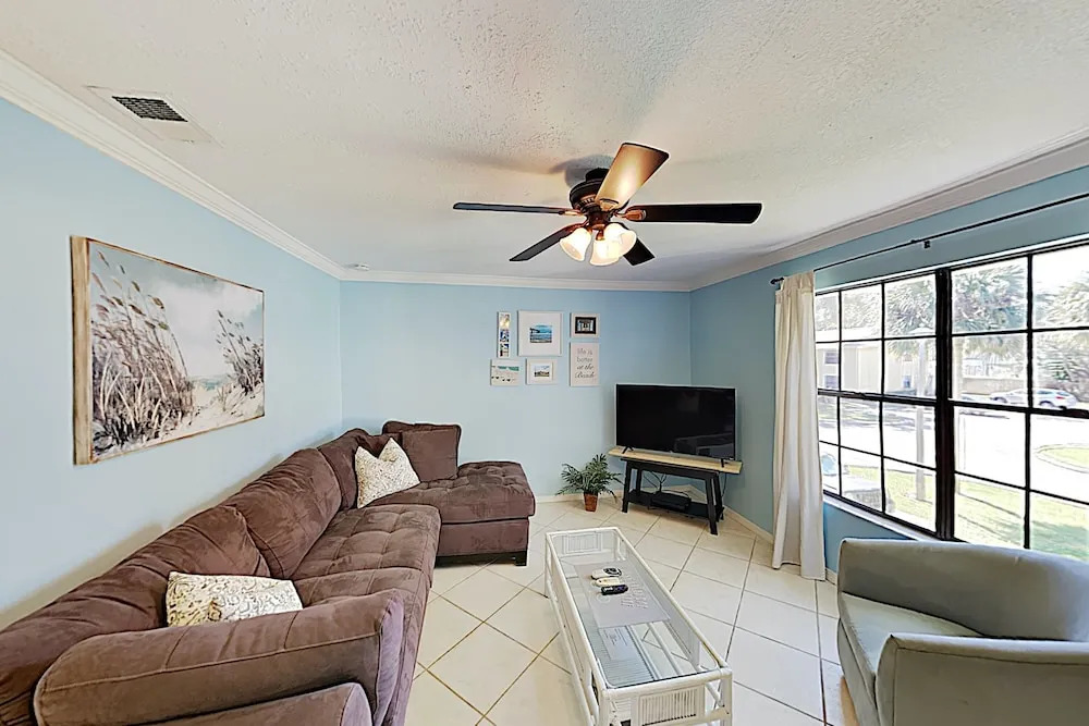 Charming W/ Pool - Walk To Beach & Pier 2 Bedroom Condo
