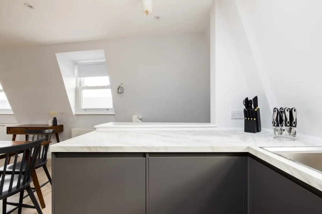 The Margravine Maisonette - Modern & Bright 2BDR Flat