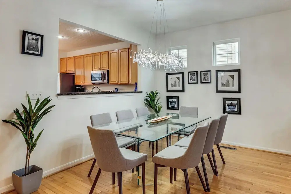 1 Mi to Dtwn Cincinnati: Spacious Townhome w/ Deck