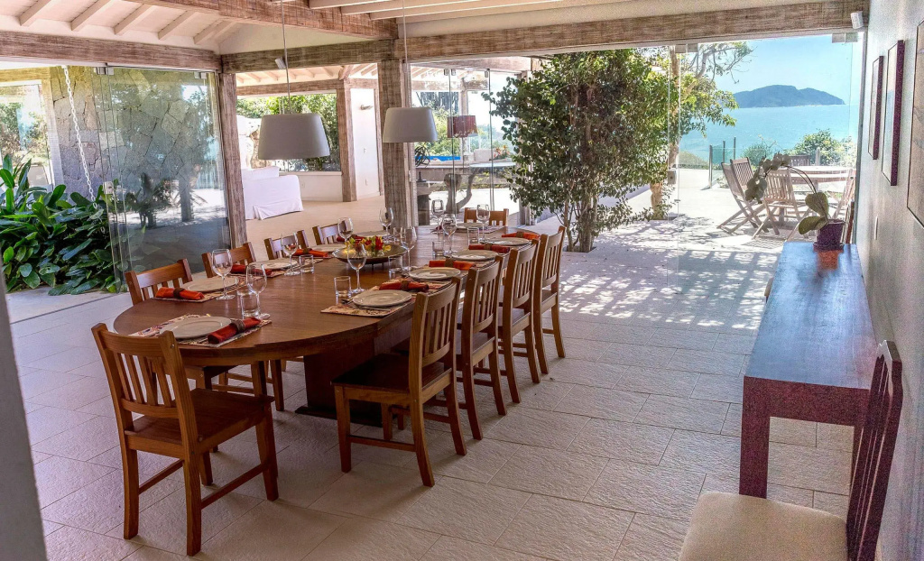 Exuberância & Acesso Direto à Praia da Tartaruga com Uma Vista Única Por Luxury Rentals