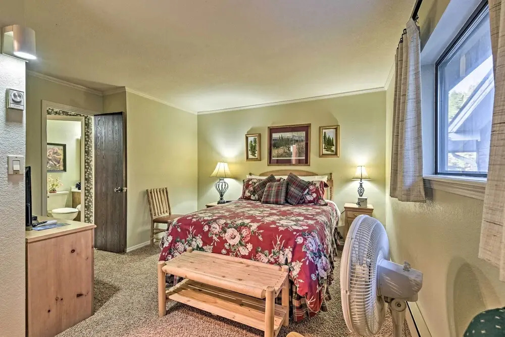 Red River Townhome With Balcony & Mtn Views!