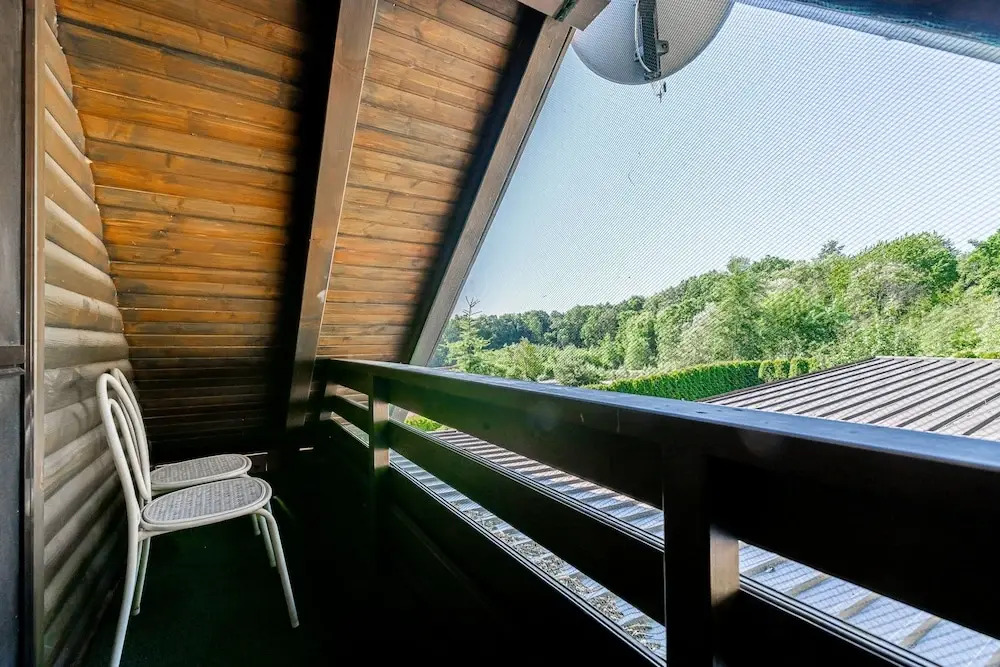 Ladybug House Nature Retreat w/ Jacuzzi - Happy Rentals