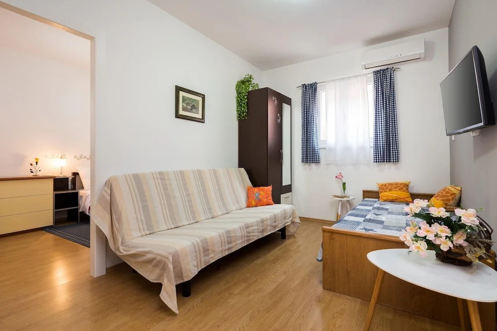 2 - Modern Apartment With Garden, 80m From Beach