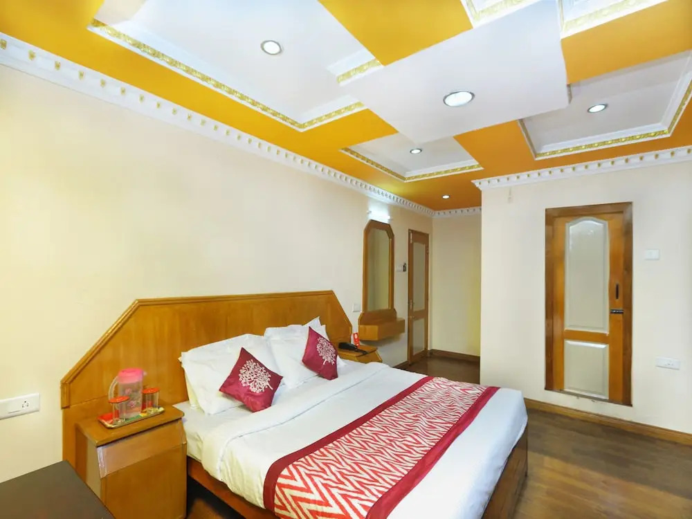 OYO 13807 Hotel Gurupriya