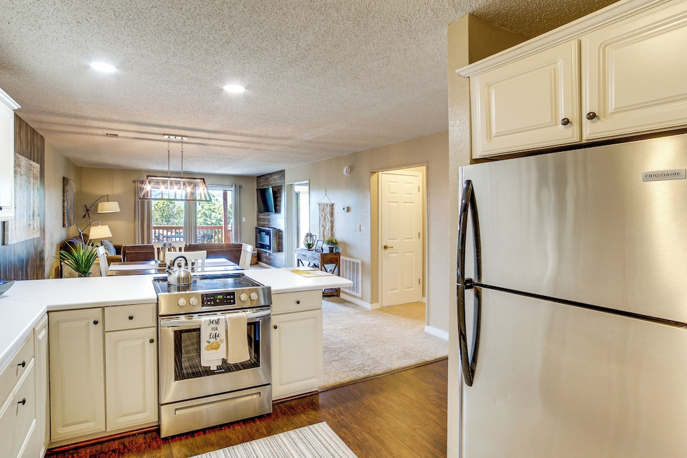 Golf, Pools & Near The Strip! Pointe Royale Condo