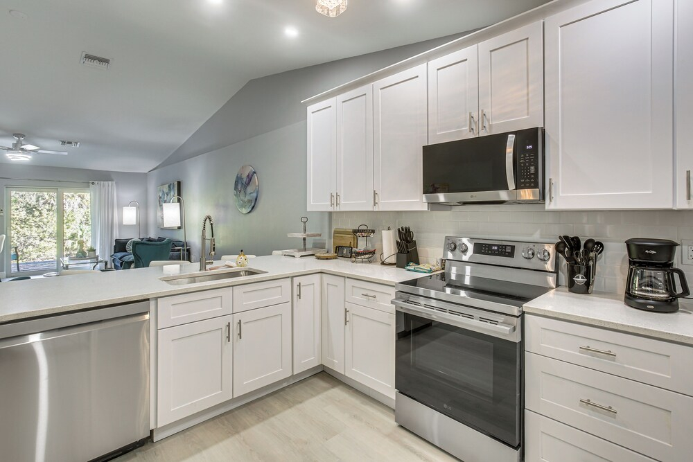 Canal-front Oasis! Port Charlotte Condo w/ Lanai
