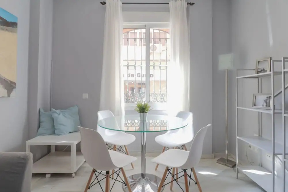 Bright And Quiet Apartment By Town