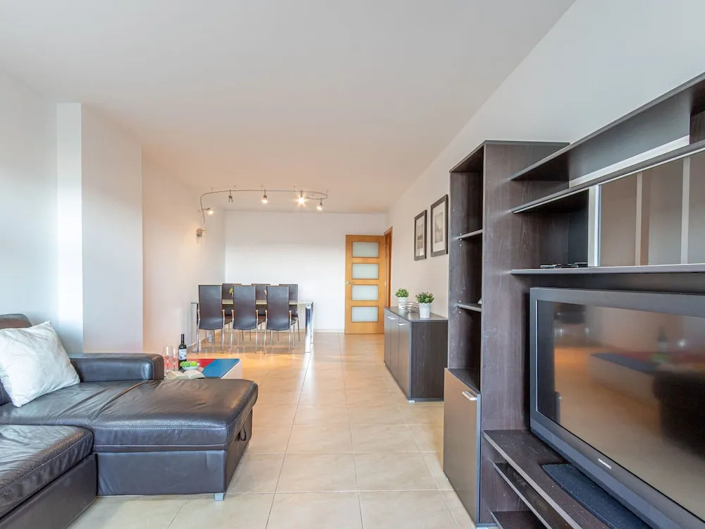 Apartment With 3 Bedrooms, sea Views and Pool